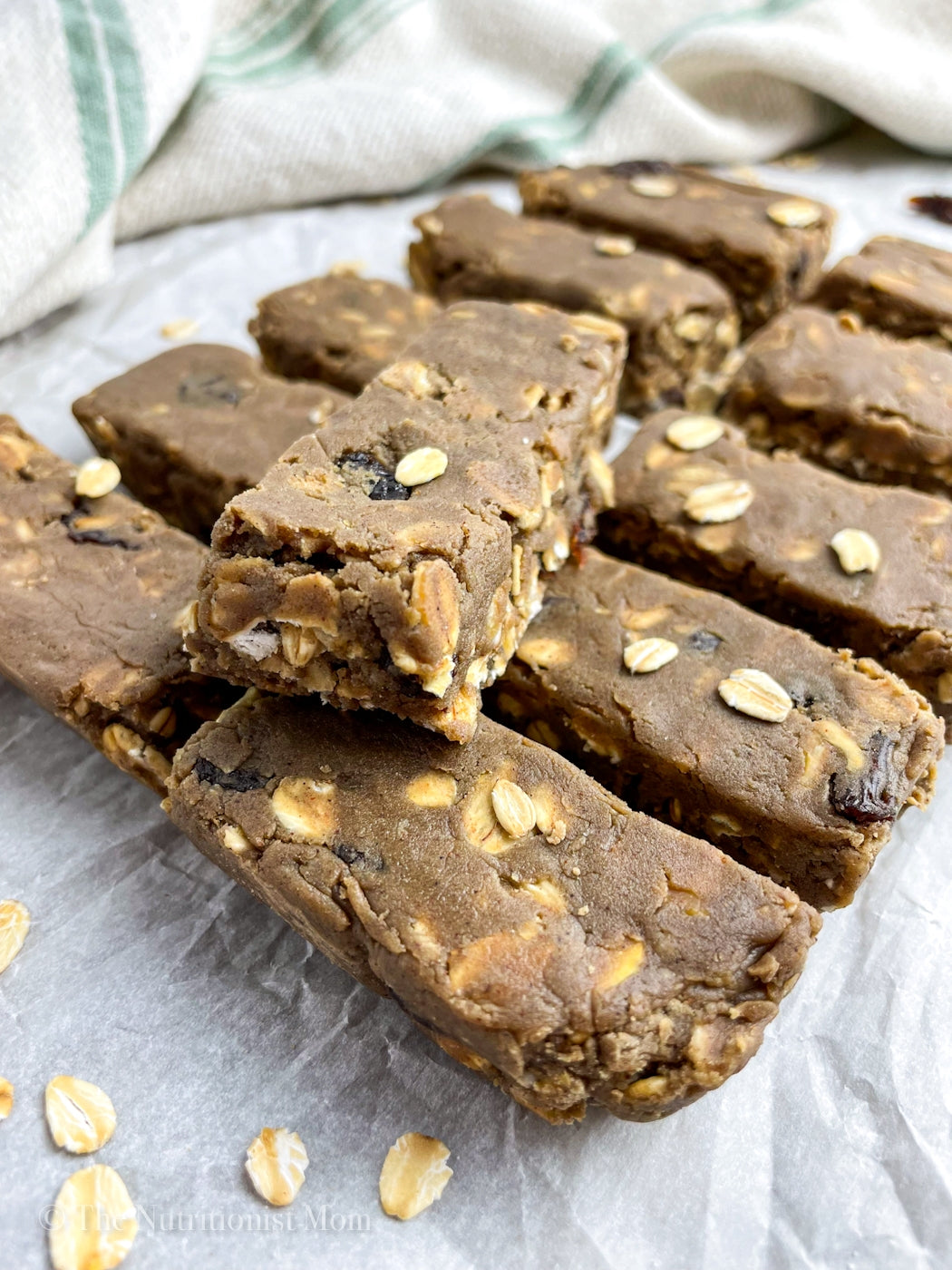 CINNAMON RAISIN PROTEIN BARS